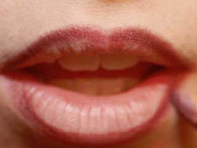 Πώς να βάλετε σωστά το μολύβι χειλιών